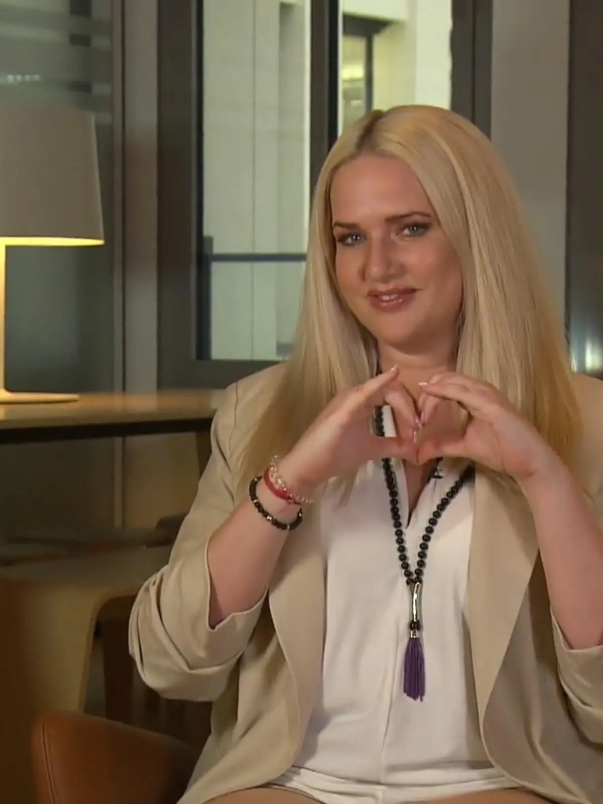 Reality-Star Sarah Knappik macht aus ihrer neuen Figur kein Tabu-Thema. 20 Kilo hat Sarah seit der Geburt ihrer Tochter Marly im Juni 2021 zugenommen. Und eigentlich fühlt sich die 36-Jährige wohl in ihrer Haut, sagt sie. Doch im Internet hagelt es Kritik. Jetzt setzt Sarah ein starkes Statement.