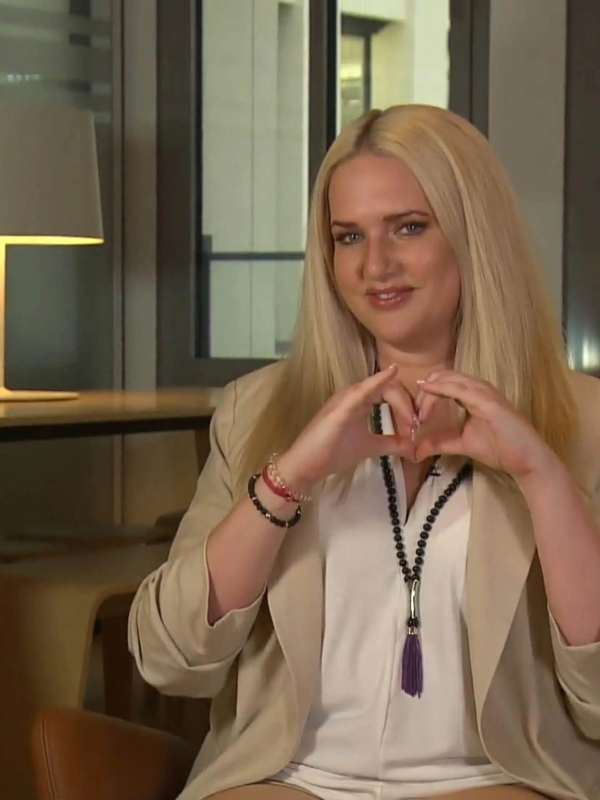 Reality-Star Sarah Knappik macht aus ihrer neuen Figur kein Tabu-Thema. 20 Kilo hat Sarah seit der Geburt ihrer Tochter Marly im Juni 2021 zugenommen. Und eigentlich fühlt sich die 36-Jährige wohl in ihrer Haut, sagt sie. Doch im Internet hagelt es Kritik. Jetzt setzt Sarah ein starkes Statement.