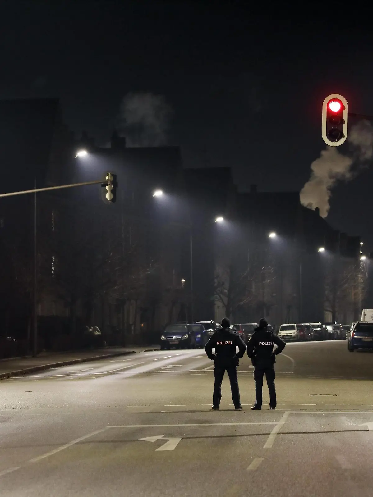  Maßnahmen gegen die Corona-Pandemie, Polizisten kontrollieren die nächtliche Ausgangssperre, Burghausen, Oberbayern, Bayern, Deutschland, Europa *** Measures against Corona pandemic, police officers control night curfew, Burghausen, Upper Bavaria, Bavaria, Germany, Europe Copyright: imageBROKER/GerhardxNixdorf iblgni06667872.jpg Bitte beachten Sie die gesetzlichen Bestimmungen des deutschen Urheberrechtes hinsichtlich der Namensnennung des Fotografen im direkten Umfeld der Veröffentlichung!