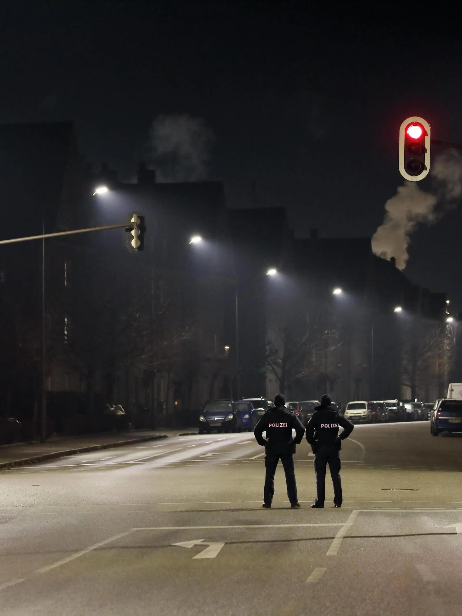  Maßnahmen gegen die Corona-Pandemie, Polizisten kontrollieren die nächtliche Ausgangssperre, Burghausen, Oberbayern, Bayern, Deutschland, Europa *** Measures against Corona pandemic, police officers control night curfew, Burghausen, Upper Bavaria, Bavaria, Germany, Europe Copyright: imageBROKER/GerhardxNixdorf iblgni06667872.jpg Bitte beachten Sie die gesetzlichen Bestimmungen des deutschen Urheberrechtes hinsichtlich der Namensnennung des Fotografen im direkten Umfeld der Veröffentlichung!