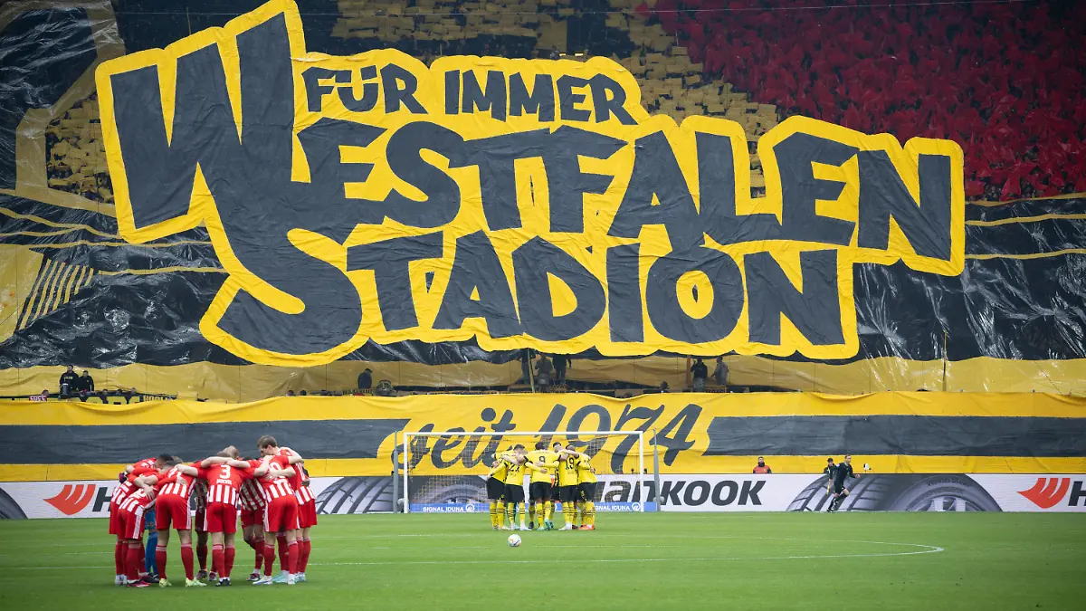 ARCHIV - 08.04.2023, Nordrhein-Westfalen, Dortmund: Fußball: Bundesliga, Borussia Dortmund - 1. FC Union Berlin, 27. Spieltag, Signal Iduna Park. "Für immer Westfalenstadion" steht auf einer riesigen Plane auf der Zuschauertribüne. Nach der Westfalenstadion-Choreografie der Fans von Borussia Dortmund hat ein Sponsor des Vereins deutliche Kritik geäußert. (zu dpa: «Sponsor kritisiert BVB-Fans für Westfalenstadion-Choreografie») Foto: Bernd Thissen/dpa +++ dpa-Bildfunk +++