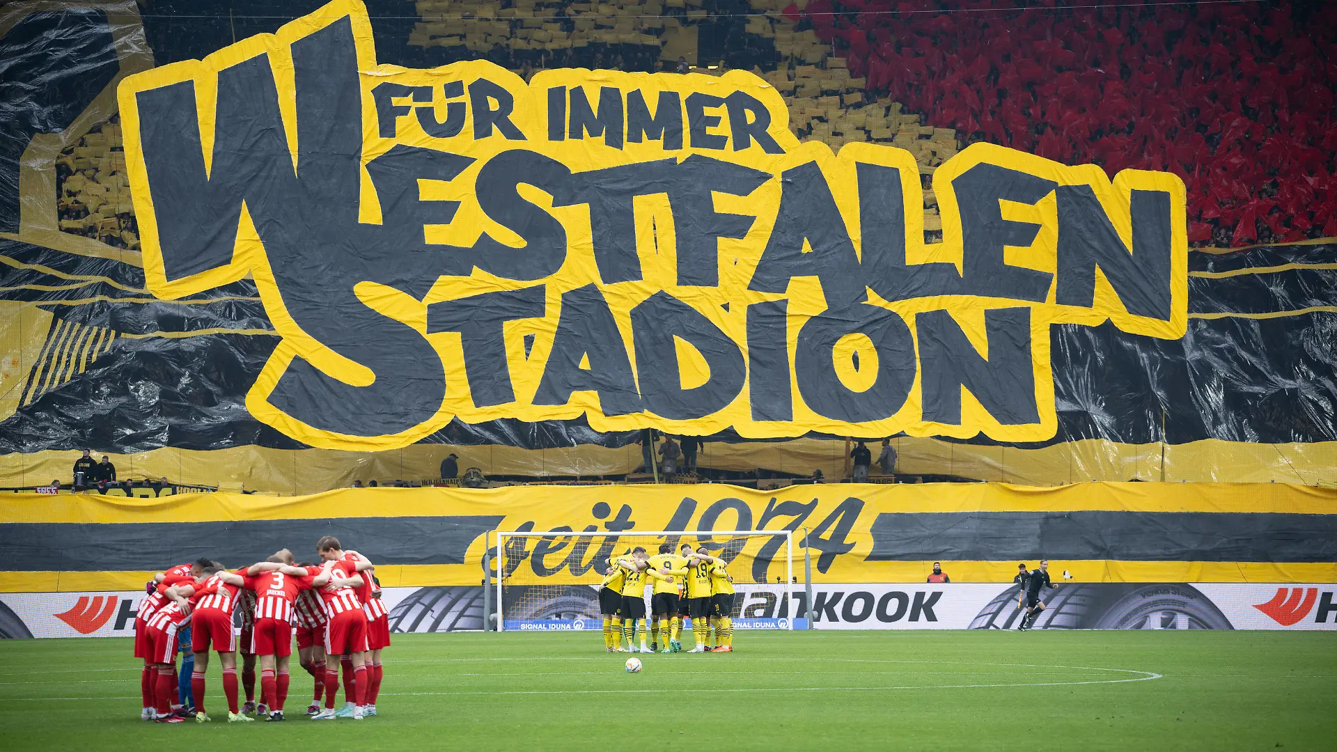 ARCHIV - 08.04.2023, Nordrhein-Westfalen, Dortmund: Fußball: Bundesliga, Borussia Dortmund - 1. FC Union Berlin, 27. Spieltag, Signal Iduna Park. "Für immer Westfalenstadion" steht auf einer riesigen Plane auf der Zuschauertribüne. Nach der Westfalenstadion-Choreografie der Fans von Borussia Dortmund hat ein Sponsor des Vereins deutliche Kritik geäußert. (zu dpa: «Sponsor kritisiert BVB-Fans für Westfalenstadion-Choreografie») Foto: Bernd Thissen/dpa +++ dpa-Bildfunk +++