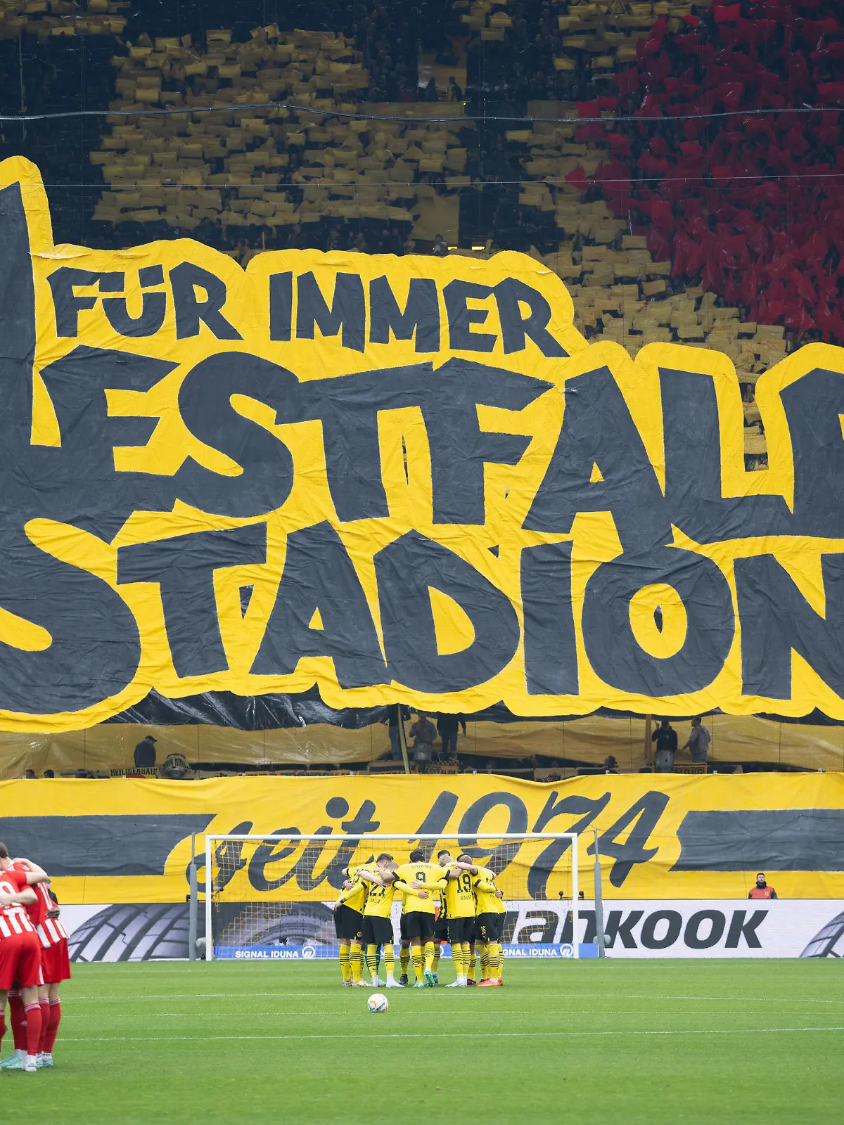 ARCHIV - 08.04.2023, Nordrhein-Westfalen, Dortmund: Fußball: Bundesliga, Borussia Dortmund - 1. FC Union Berlin, 27. Spieltag, Signal Iduna Park. "Für immer Westfalenstadion" steht auf einer riesigen Plane auf der Zuschauertribüne. Nach der Westfalenstadion-Choreografie der Fans von Borussia Dortmund hat ein Sponsor des Vereins deutliche Kritik geäußert.  (zu dpa: «Sponsor kritisiert BVB-Fans für Westfalenstadion-Choreografie») Foto: Bernd Thissen/dpa +++ dpa-Bildfunk +++