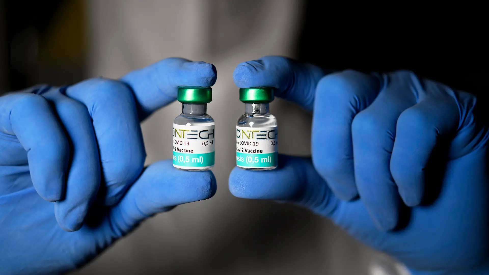 BIONTECH Impfstoff SYMBOLBILD / STOCK FOTO COVID 19 SARS-CoV-2 VACCINE Impfung- Impfstoff Stock Bilder vom 22.11.2020 Meerbusch *** BIONTECH Vaccine SYMBOL IMAGE CANE PHOTO COVID 19 SARS CoV 2 VACCINE Vaccine Vaccine Cane Pictures from 22 11 2020 Meerbusch