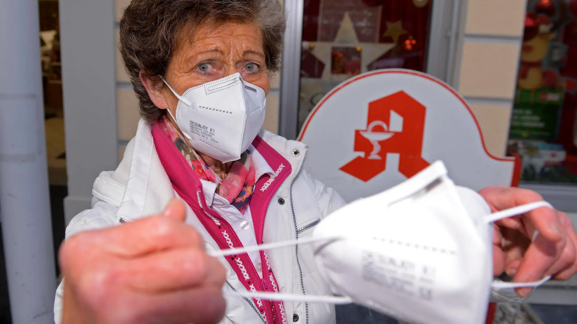  12.01.2021, MODELRELEASED Thema: FFP2-Maskenpflicht in Bayern ab Montag in ÖPNV und Einzelhandel. Rentnerin Christa Feil aus Mindelheim hat ihre Masken an der Apotheke abgeholt. 12.01.2021, FFP2-Masken Pflicht in Bayern 12.01.2021, FFP2-Masken Pflicht in Bayern *** 12 01 2021, MODELRELEASED topic FFP2 mask duty in Bavaria from Monday in public transport and retail Pensioner Christa Feil from Mindelheim has picked up her masks at the pharmacy 12 01 2021, FFP2 mask duty in Bavaria 12 01 2021, FFP2 mask duty in Bavaria