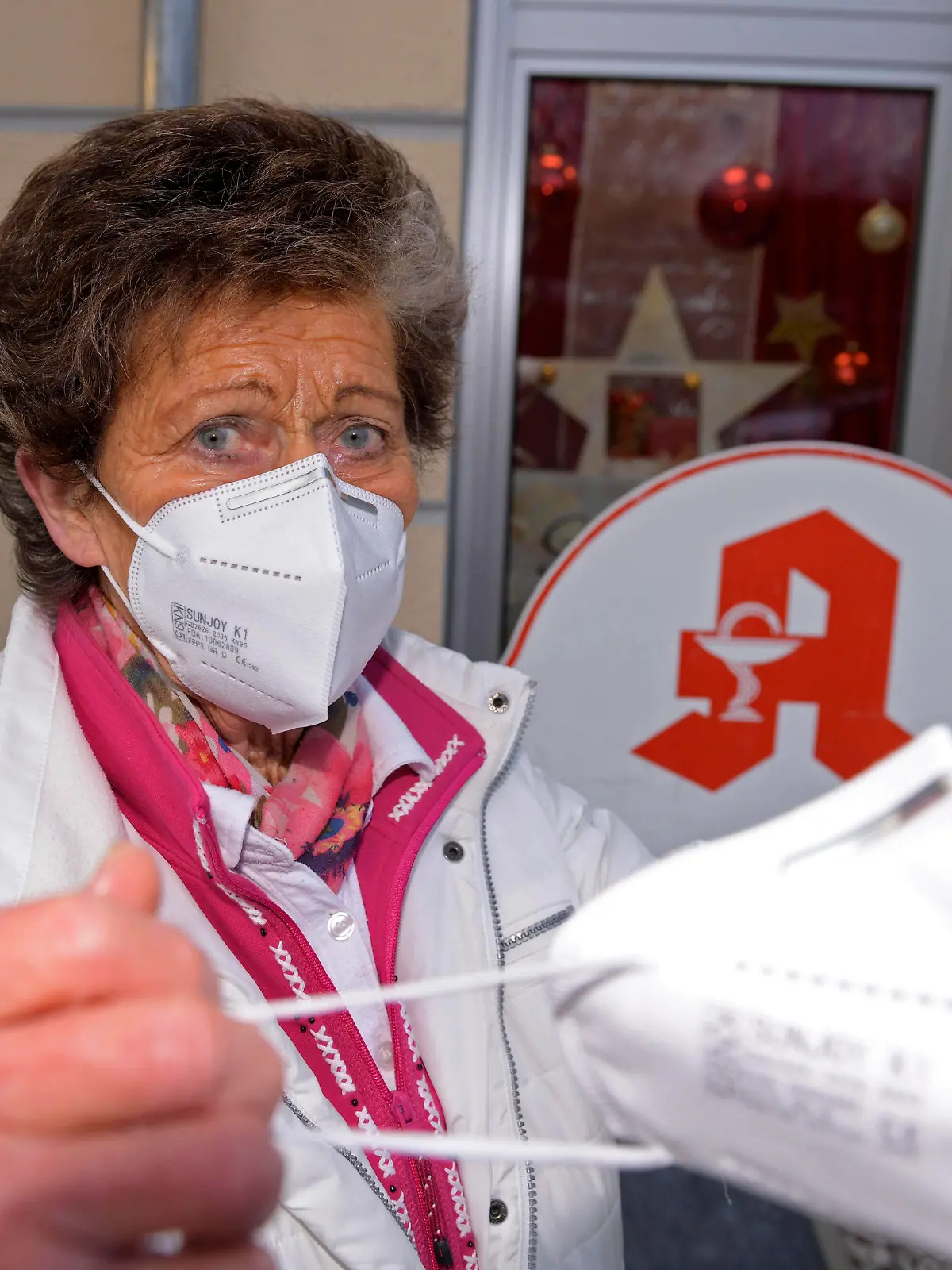  12.01.2021, MODELRELEASED Thema: FFP2-Maskenpflicht in Bayern ab Montag in ÖPNV und Einzelhandel. Rentnerin Christa Feil aus Mindelheim hat ihre Masken an der Apotheke abgeholt. 12.01.2021, FFP2-Masken Pflicht in Bayern 12.01.2021, FFP2-Masken Pflicht in Bayern *** 12 01 2021, MODELRELEASED topic FFP2 mask duty in Bavaria from Monday in public transport and retail Pensioner Christa Feil from Mindelheim has picked up her masks at the pharmacy 12 01 2021, FFP2 mask duty in Bavaria 12 01 2021, FFP2 mask duty in Bavaria