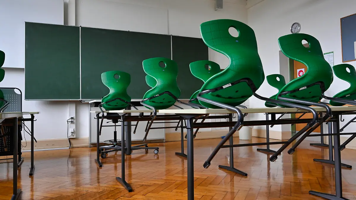  leeres Klassenzimmer, aufgestuhlt, Einzeltische ohne Abstandsregel, Corona-Krise, Deutschland Wiederbeginn der Schule nach Corona-Lockdown, leeres Klassenzimmer, Deutschland *** Empty classroom, seated, individual tables without distance rule, Corona crisis, Germany School restart after Corona Lockdown, empty classroom, Germany