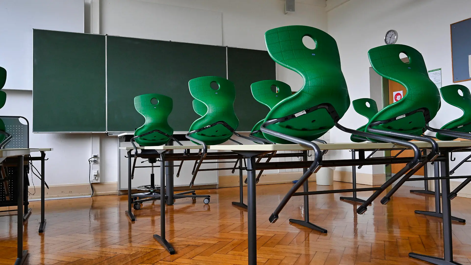 leeres Klassenzimmer, aufgestuhlt, Einzeltische ohne Abstandsregel, Corona-Krise, Deutschland Wiederbeginn der Schule nach Corona-Lockdown, leeres Klassenzimmer, Deutschland *** Empty classroom, seated, individual tables without distance rule, Corona crisis, Germany School restart after Corona Lockdown, empty classroom, Germany