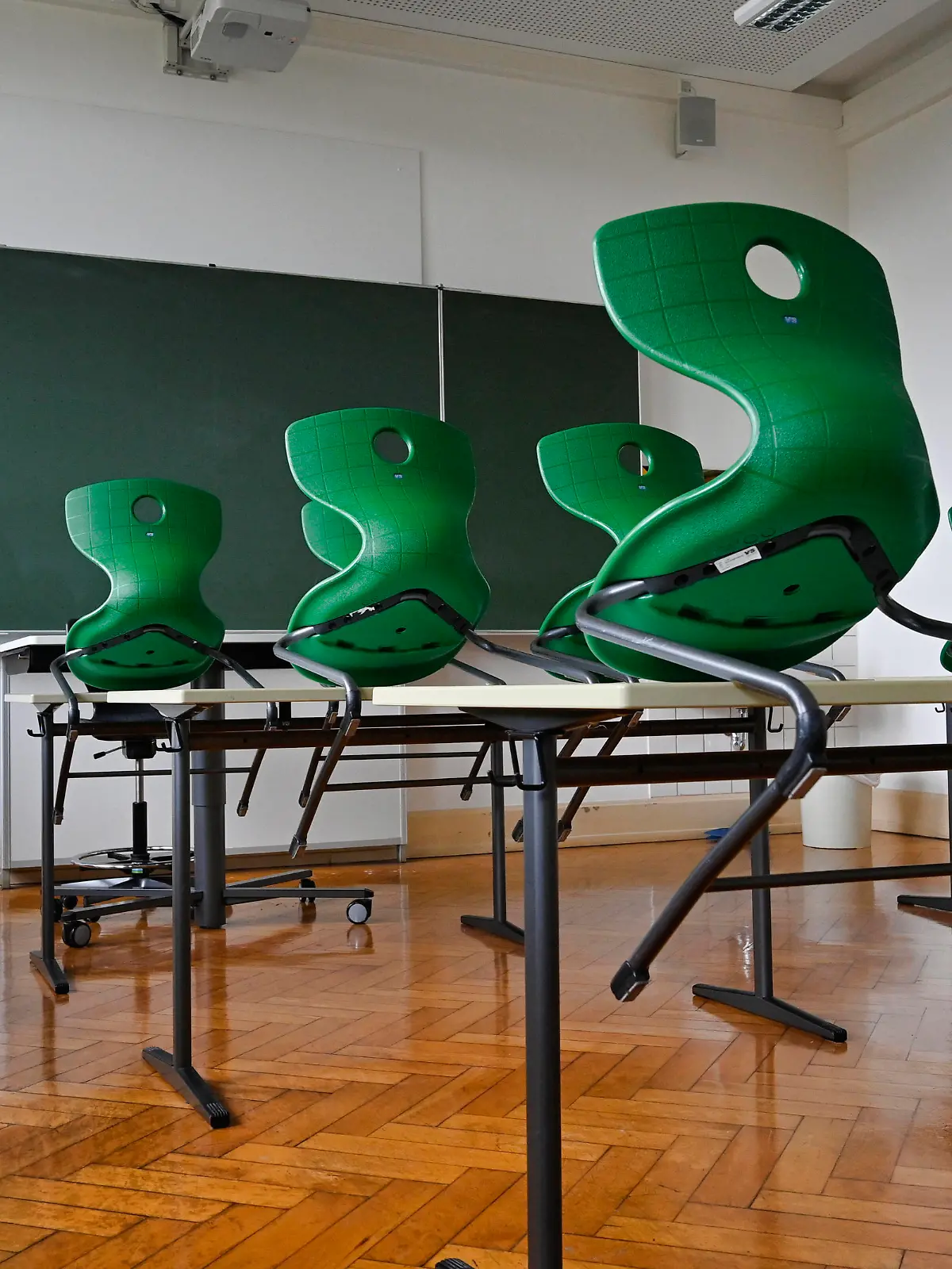  leeres Klassenzimmer, aufgestuhlt, Einzeltische ohne Abstandsregel, Corona-Krise, Deutschland Wiederbeginn der Schule nach Corona-Lockdown, leeres Klassenzimmer, Deutschland *** Empty classroom, seated, individual tables without distance rule, Corona crisis, Germany School restart after Corona Lockdown, empty classroom, Germany