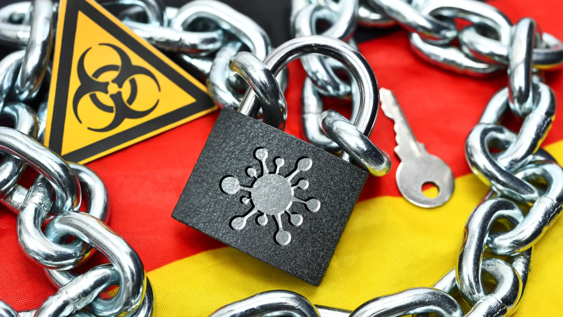 FOTOMONTAGE, Geschlossenes Vorhängeschloss mit Coronavirus-Zeichen auf Deutschlandfahne, Symbolfoto Lockdown *** PHOTOMONTAGE, Closed padlock with Coronavirus sign on German flag, Symbol photo lockdown