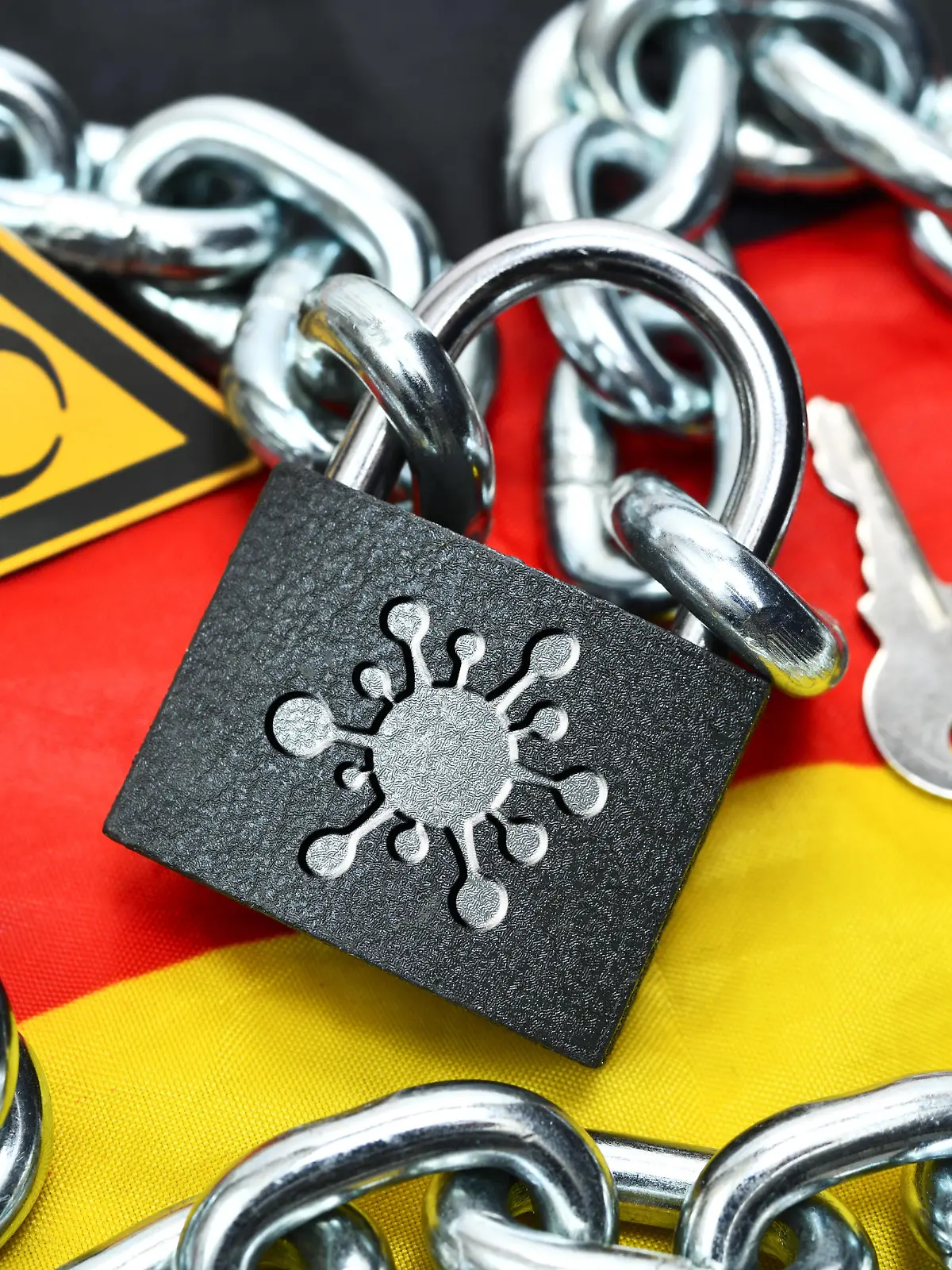  FOTOMONTAGE, Geschlossenes Vorhängeschloss mit Coronavirus-Zeichen auf Deutschlandfahne, Symbolfoto Lockdown *** PHOTOMONTAGE, Closed padlock with Coronavirus sign on German flag, Symbol photo lockdown