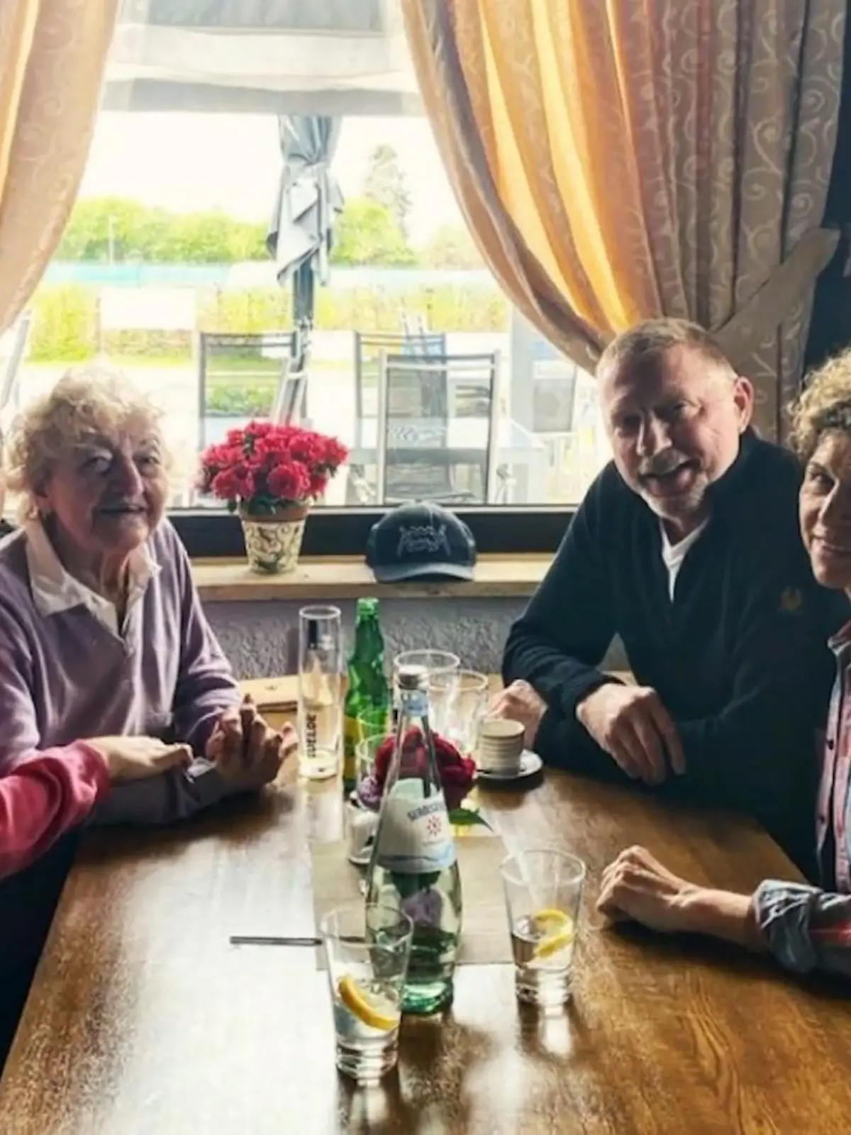 Boris Becker genießt die Zeit mit seiner Mama, seiner Schwester und Nichte im Tennis-Club in Leimen.
