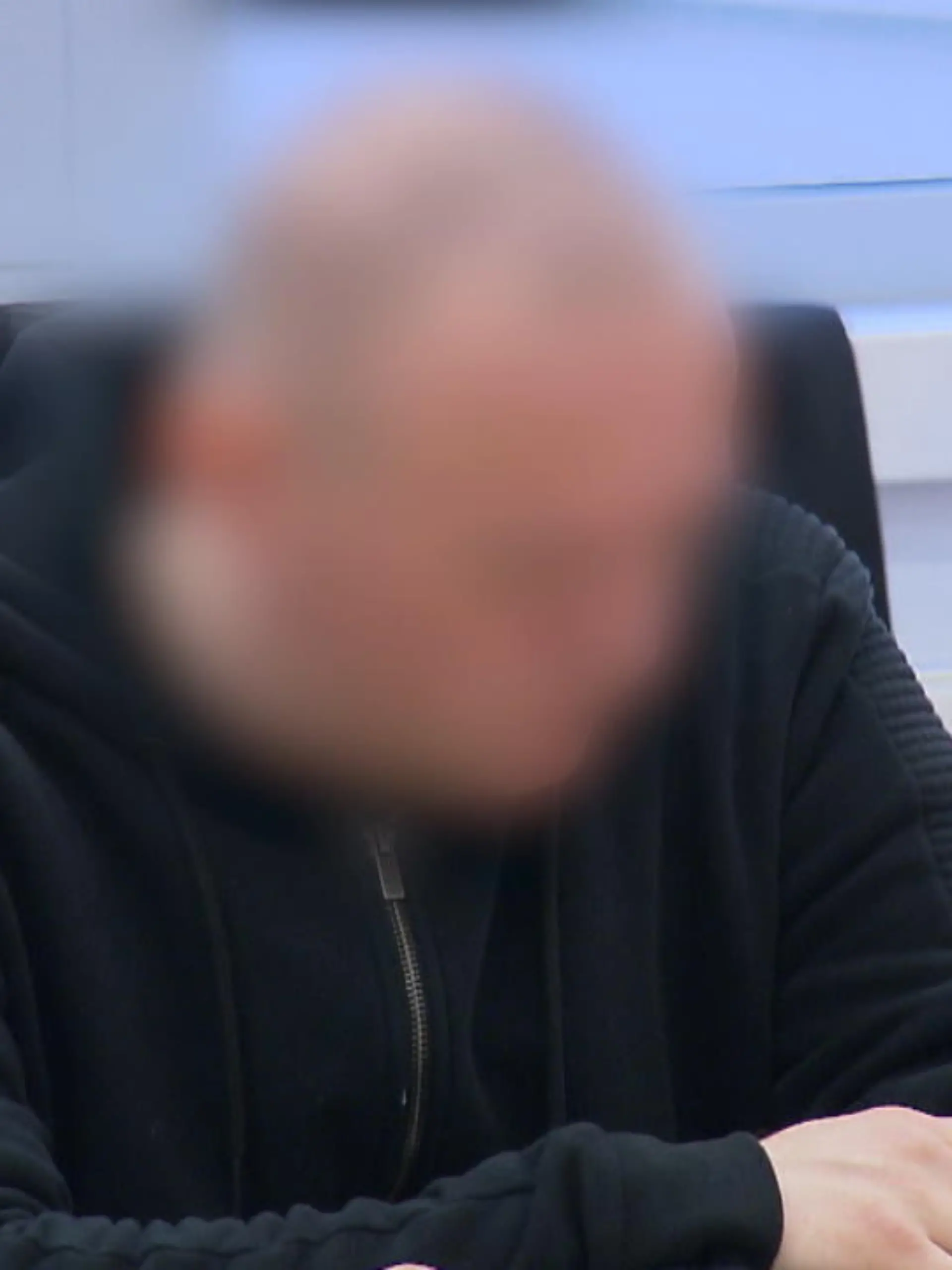 „Ich habe versucht, sie zu retten“ – aber er hat es nicht geschafft: Tobias W. muss damit leben, dass sein siebenjährige Tochter Leonie Sophie vor seinen Augen starb. Das Landesgericht Wiesbaden hat den 40-Jährigen am Mittwoch wegen fahrlässiger Tötung und schwerer Brandstiftung zu einer Freiheitsstrafe von zwei Jahren auf Bewährung verurteilt.