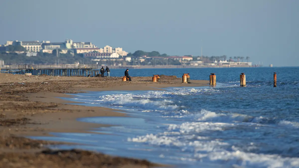 (FILE) A man sits in sunset light at Belek Beach, Turkey, 17 January 2015. At the moment here still few tourists get lost at the so called Turkish Riviera. Photo: Soeren Stache/dpa (zu "G20 in der Türkei: Die Mächtigen der Welt zu Gast bei Erdogan" vom 12.11.2015) +++(c) dpa - Bildfunk+++