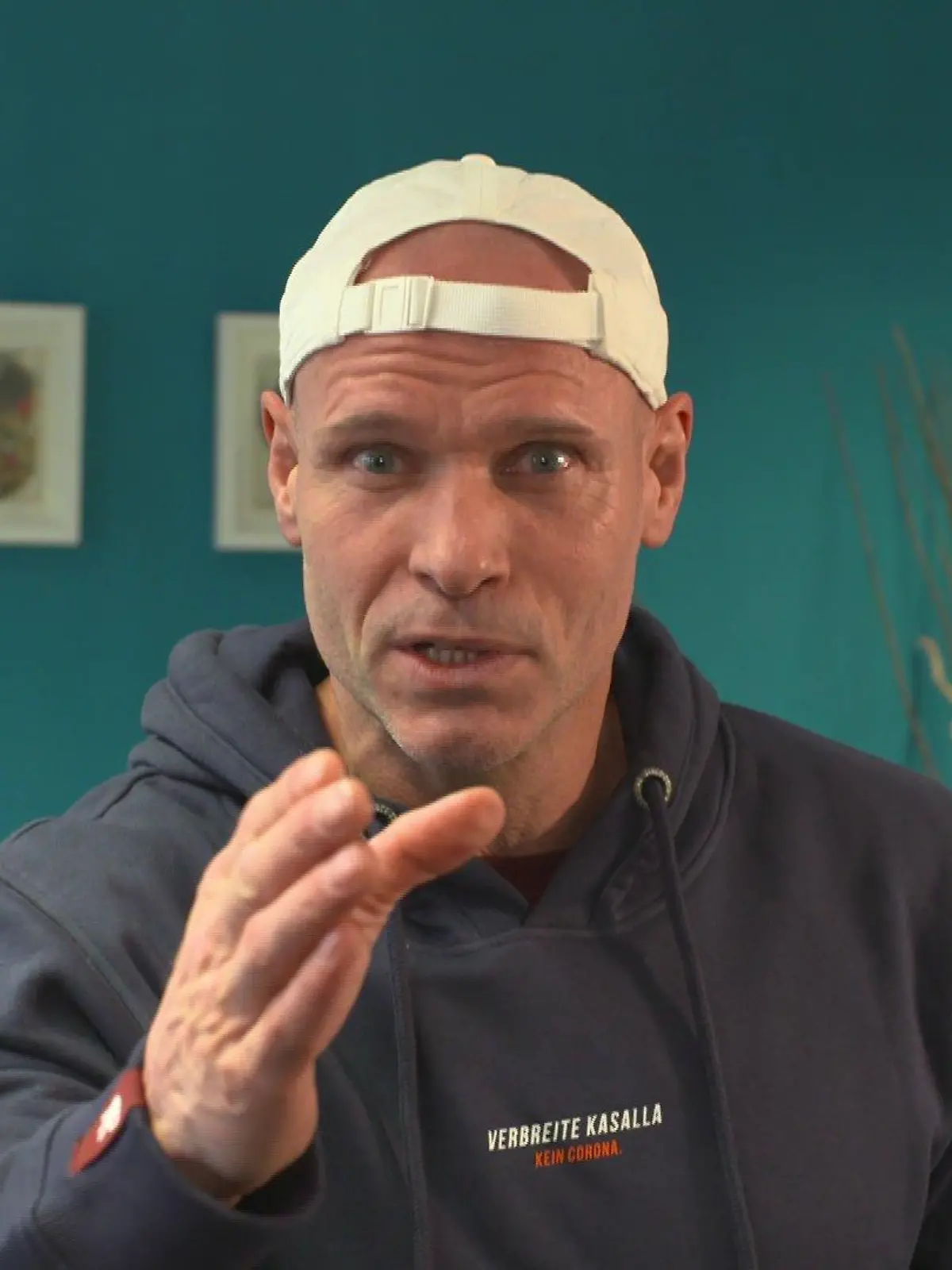 Ex-Dschungelcamper Thorsten Legat hät Motivations-Rede.