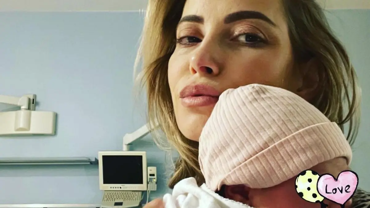 Sarah Valentina Winkhaus mit ihrer Tochter Clara.