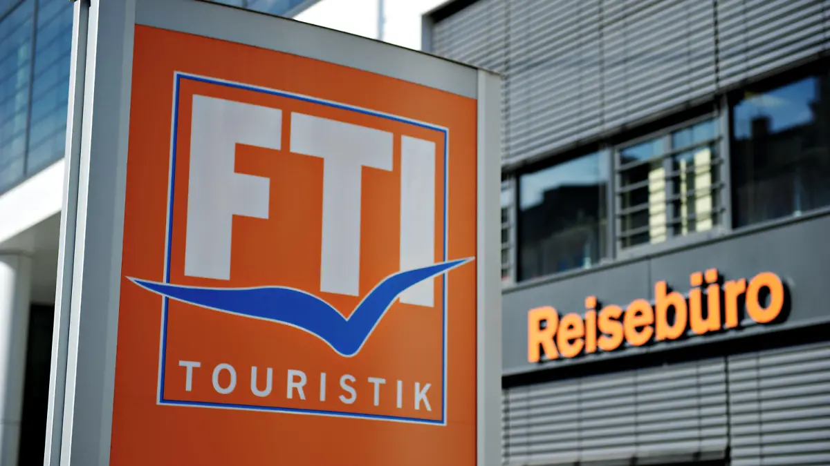 ARCHIV - 03.03.2014, Bayern, München: Das Logo des Reiseveranstalters FTI-Touristik steht vor einem Reisebüro. Europas drittgrößer Reiseveranstalter FTI steckt durch die Corona-Krise in Geldnot, bekommt jetzt Staatshilfe und gibt einen großen Teil seiner Geschäfte auf. Foto: Rene Ruprecht/dpa +++ dpa-Bildfunk +++