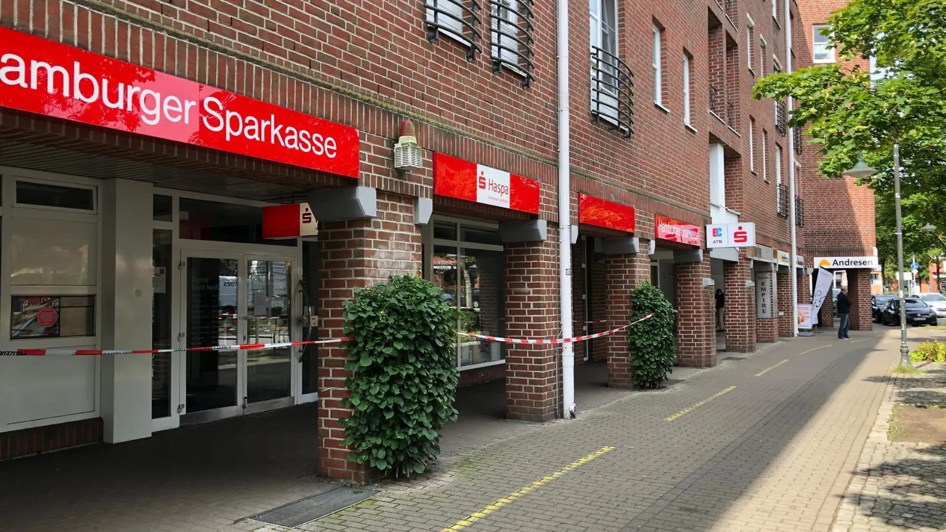 Haspa-Filiale in Norderstedt ist nach einem Einbruch abgesperrt
