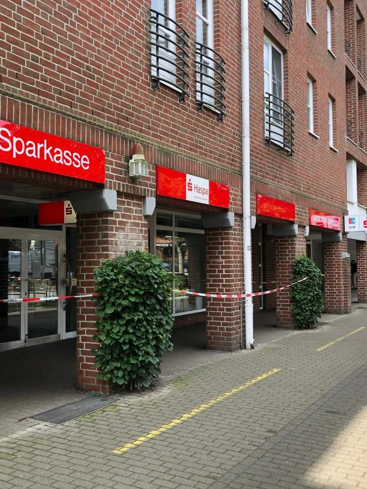 Haspa-Filiale in Norderstedt ist nach einem Einbruch abgesperrt
