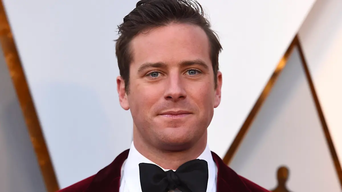 ARCHIV - 04.03.2018, USA, Los Angeles: US-Schauspieler Armie Hammer kommt zur Verleihung der 90. Academy Awards, den Oscars 2018, in das Dolby Theatre. (zu dpa Schauspieler Armie Hammer löst mit Fuß-Video Verwunderung aus) Foto: Jordan Strauss/Invision/AP/dpa +++ dpa-Bildfunk +++