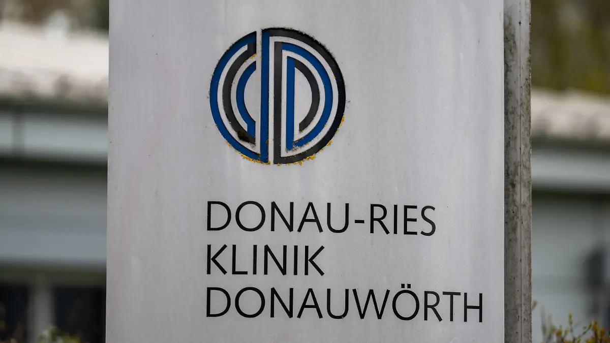 PRODUKTION - 07.04.2023, Bayern, Donauwörth: Ein Schild steht an der Donau-Ries Klinik. Ein Narkosearzt bedient sich selbst an der Ampulle - und steckt reihenweise Patienten mit einer schweren Krankheit an. Am 19.04.2023 beginnt beim Landgericht in Augsburg die öffentliche strafrechtliche Aufarbeitung des Falls. (zu dpa "Hepatitis-Skandal an Klinik wird von Gericht aufgearbeitet") Foto: Stefan Puchner/dpa +++ dpa-Bildfunk +++
