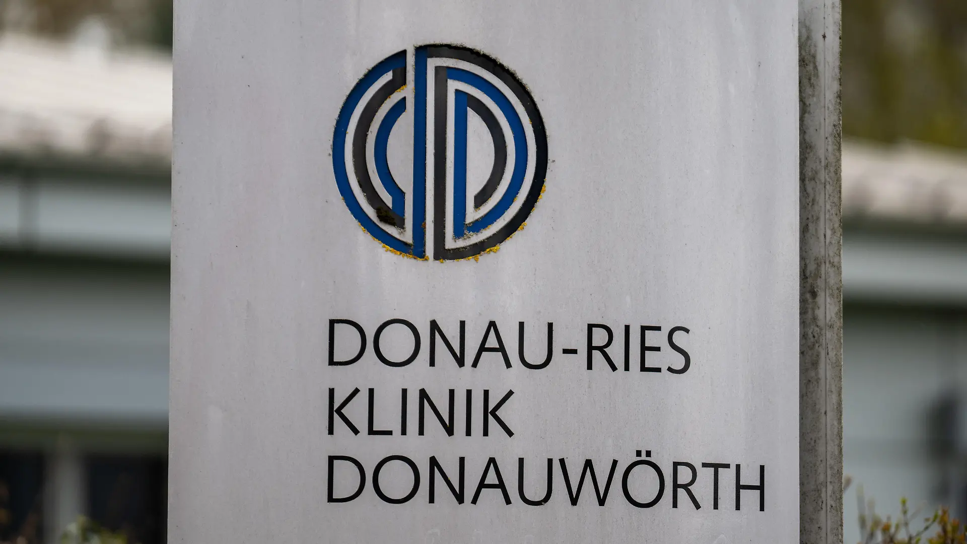 PRODUKTION - 07.04.2023, Bayern, Donauwörth: Ein Schild steht an der Donau-Ries Klinik. Ein Narkosearzt bedient sich selbst an der Ampulle - und steckt reihenweise Patienten mit einer schweren Krankheit an. Am 19.04.2023 beginnt beim Landgericht in Augsburg die öffentliche strafrechtliche Aufarbeitung des Falls. (zu dpa "Hepatitis-Skandal an Klinik wird von Gericht aufgearbeitet") Foto: Stefan Puchner/dpa +++ dpa-Bildfunk +++