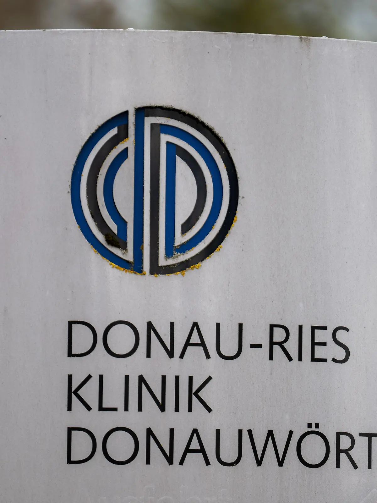 PRODUKTION - 07.04.2023, Bayern, Donauwörth: Ein Schild steht an der Donau-Ries Klinik. Ein Narkosearzt bedient sich selbst an der Ampulle - und steckt reihenweise Patienten mit einer schweren Krankheit an. Am 19.04.2023 beginnt beim Landgericht in Augsburg die öffentliche strafrechtliche Aufarbeitung des Falls. (zu dpa "Hepatitis-Skandal an Klinik wird von Gericht aufgearbeitet") Foto: Stefan Puchner/dpa +++ dpa-Bildfunk +++
