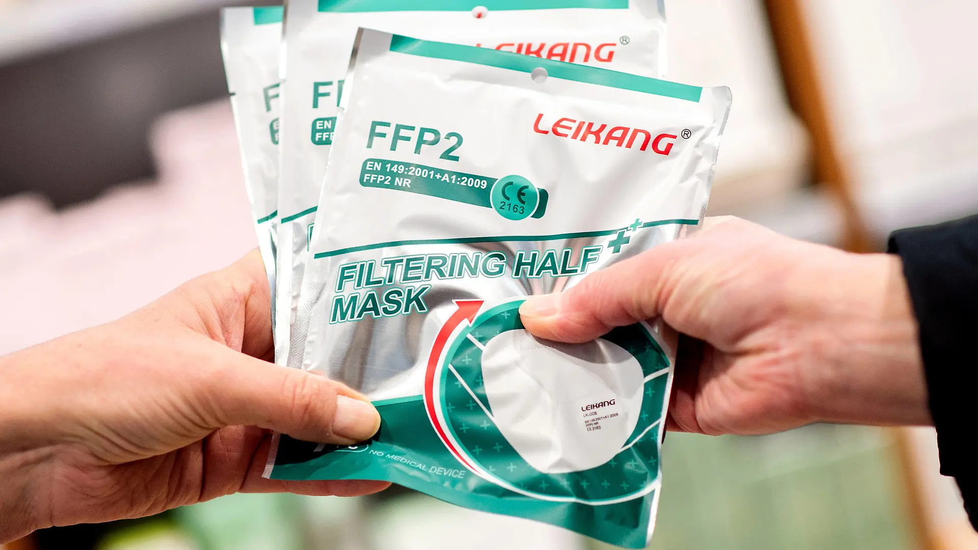 15.12.2020, Niedersachsen, Oldenburg: Eine Apothekerin gibt einer älteren Kundin mehrere FFP2-Atemschutzmasken. Ab dem 15. Dezember sollen Apotheken pro Person drei Schutzmasken gratis aushändigen. Das Angebot gilt für über 60-Jährige und Menschen mit bestimmten chronischen Erkrankungen. Foto: Hauke-Christian Dittrich/dpa +++ dpa-Bildfunk +++
