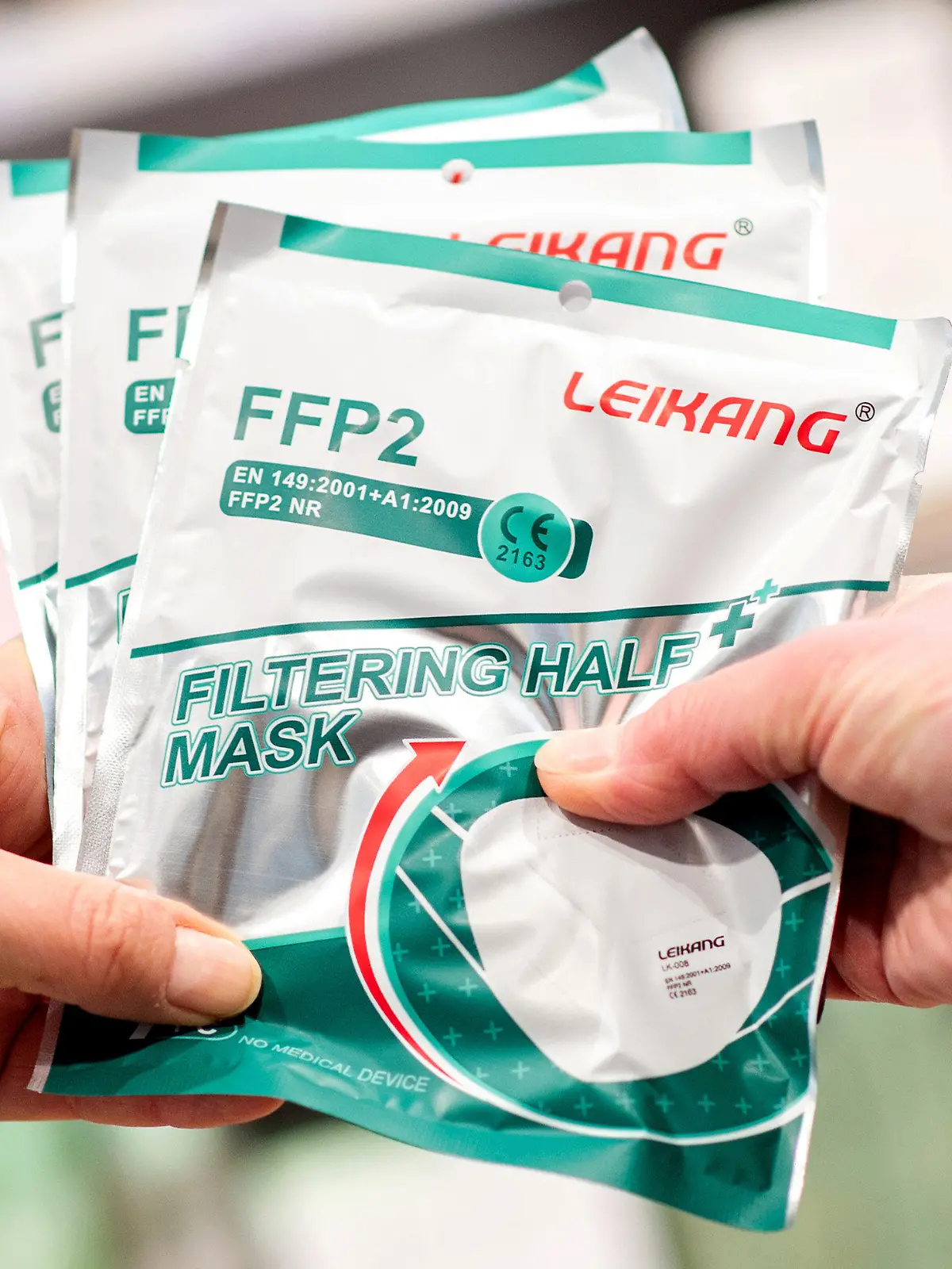 15.12.2020, Niedersachsen, Oldenburg: Eine Apothekerin gibt einer älteren Kundin mehrere FFP2-Atemschutzmasken. Ab dem 15. Dezember sollen Apotheken pro Person drei Schutzmasken gratis aushändigen. Das Angebot gilt für über 60-Jährige und Menschen mit bestimmten chronischen Erkrankungen. Foto: Hauke-Christian Dittrich/dpa +++ dpa-Bildfunk +++