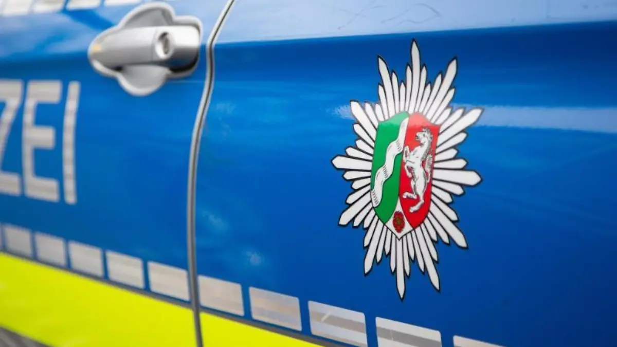 Emblem der Polizei in NRW an einem Polizeiauto