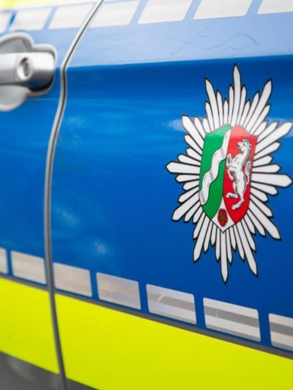 Emblem der Polizei in NRW an einem Polizeiauto