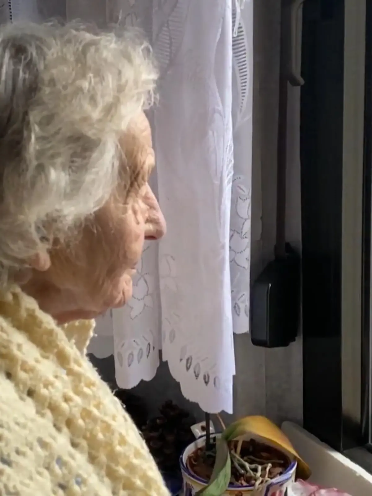 Über 40 Jahre wohnt Bielefelderin Johanna Pohlmann (95) schon in ihrem Haus. Ende letzten Jahres hat die Stadt dann plötzlich einen Metallzaun um das Grundstück bauen lassen. Der verkleinert den Garten und schneidet der gehbehinderten Seniorin den direkten Weg zur Straße ab. Das hat auch schlimme Auswirkungen auf ihre Gesundheit.