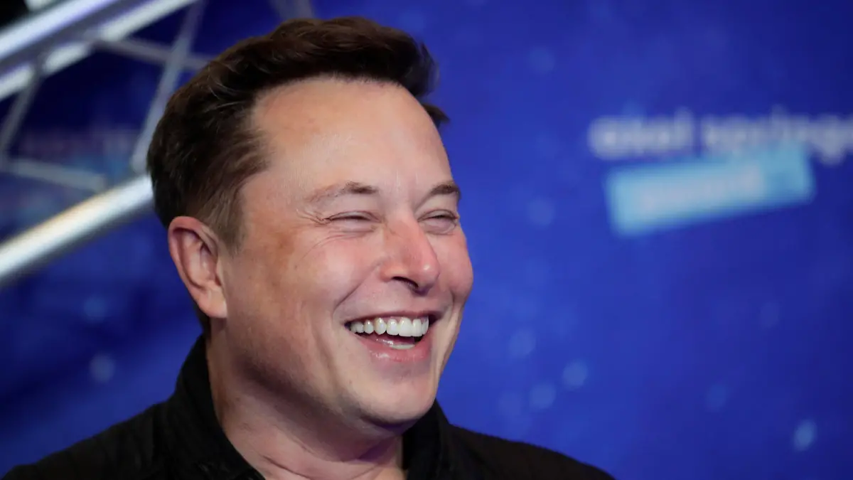 01.12.2020, Berlin: Elon Musk, Chef der Weltraumfirma SpaceX und Tesla-CEO, kommt zur Preisverleihung des Axel Springer Award. Musk wird den diesjährigen Axel Springer Award entgegennehmen. Foto: Hannibal Hanschke/Reuters Images Europe/Pool/dpa +++ dpa-Bildfunk +++