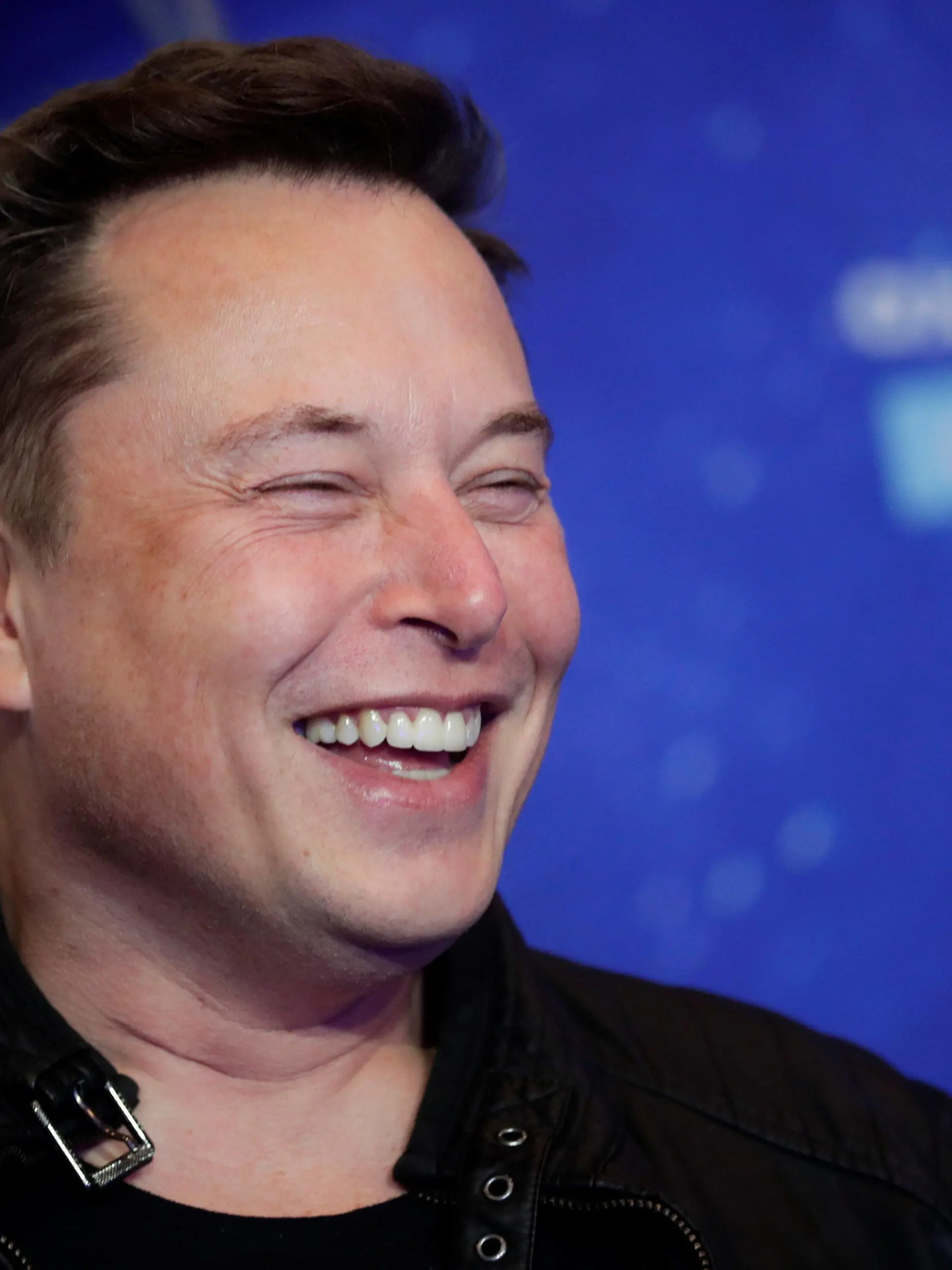 01.12.2020, Berlin: Elon Musk, Chef der Weltraumfirma SpaceX und Tesla-CEO, kommt zur Preisverleihung des Axel Springer Award. Musk wird den diesjährigen Axel Springer Award entgegennehmen. Foto: Hannibal Hanschke/Reuters Images Europe/Pool/dpa +++ dpa-Bildfunk +++