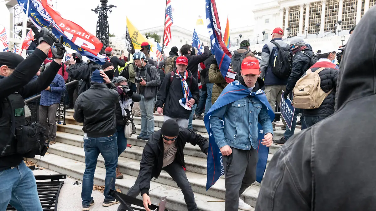 January 6, 2021, Washington, District of Columbia, USA: Trump supporters take over the steps of the Capitol on Wednesday, as the Congress works to certify the electoral college votes. Washington USA - ZUMAp140 20210106_zap_p140_015 Copyright: xBrianxBranchxPricex
