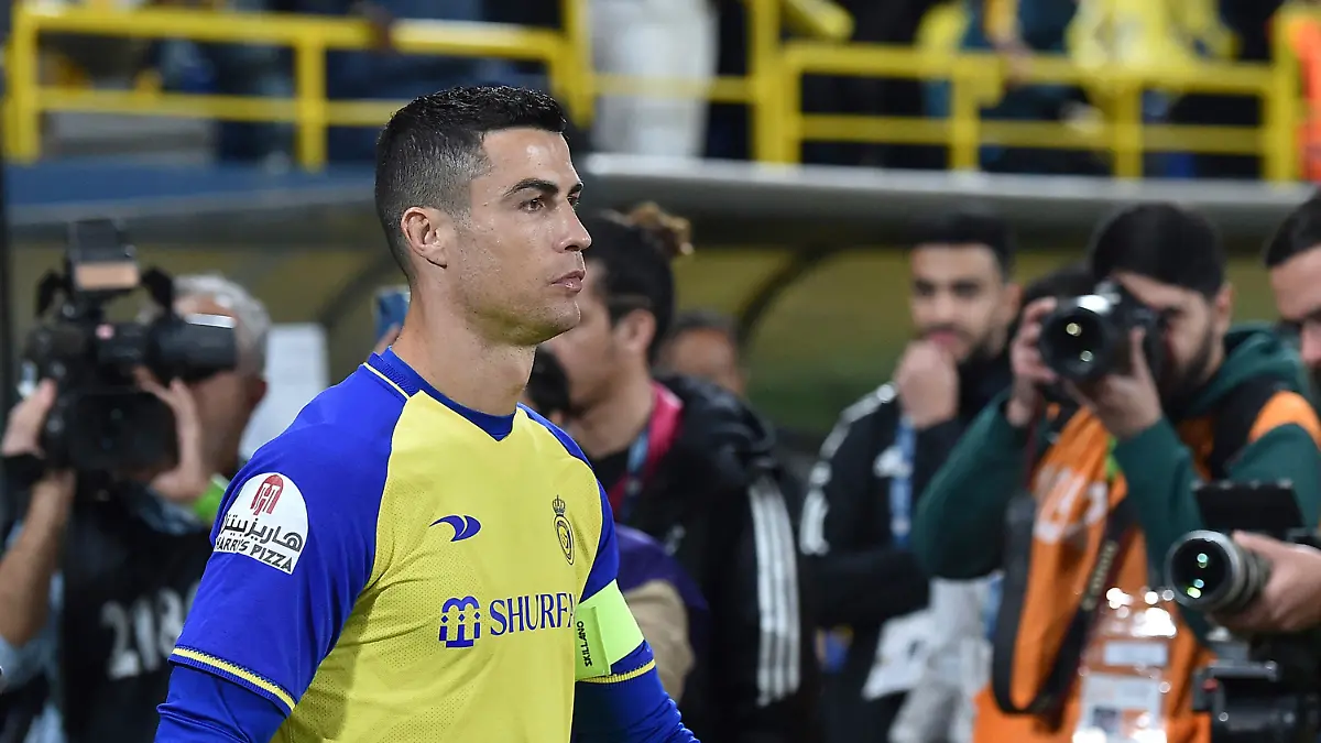ARCHIV - 25.09.2017, Saudi-Arabien, Riad: Fußball: Pro League, Saudi-Arabien, Al-Nassr FC - Al-Ettifaq: Al Nassr-Spieler Cristiano Ronaldo betritt das Spielfeld vor seinem Pflichtspiel-Debüt für Al-Nassr. Garcia ist nicht länger Coach vom Ronaldo-Club Al Nasr. (zu dpa: «Fußballtrainer Garcia und Ronaldo-Club Al Nassr trennen sich») Foto: -/AP/dpa +++ dpa-Bildfunk +++