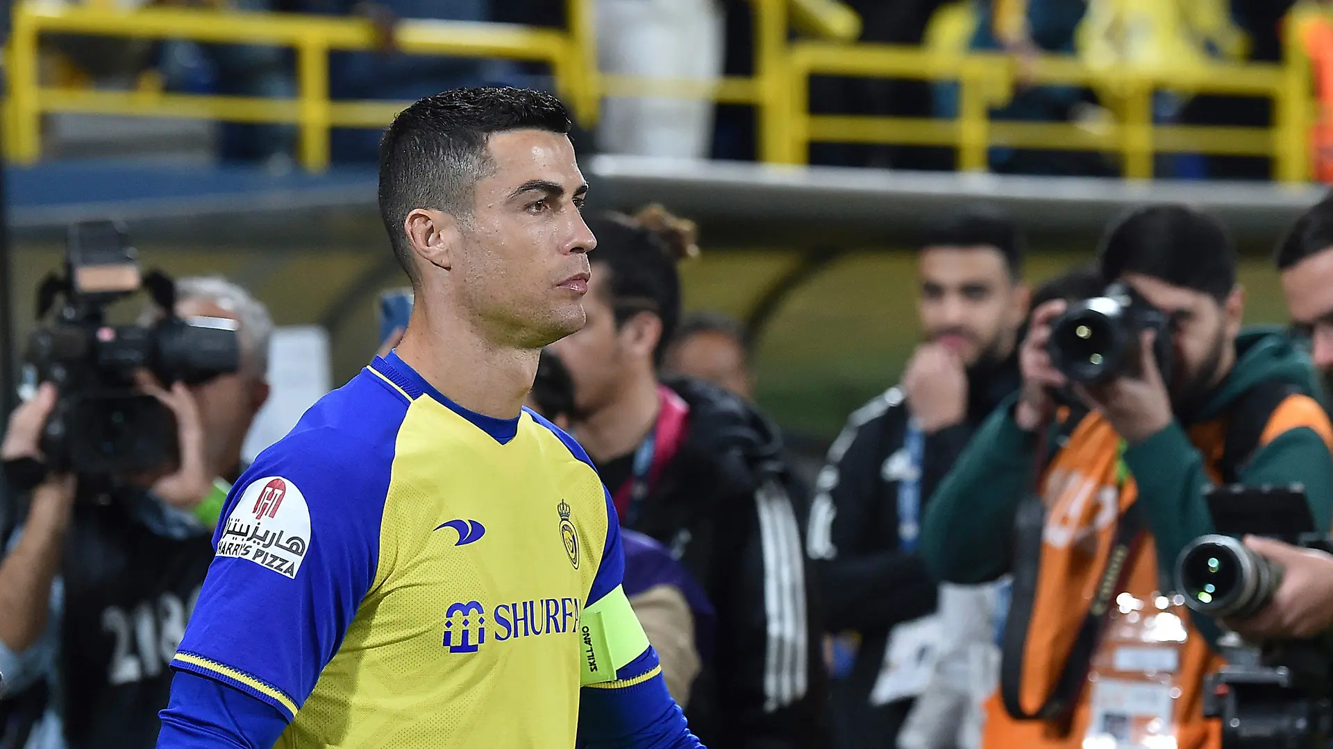 ARCHIV - 25.09.2017, Saudi-Arabien, Riad: Fußball: Pro League, Saudi-Arabien, Al-Nassr FC - Al-Ettifaq: Al Nassr-Spieler Cristiano Ronaldo betritt das Spielfeld vor seinem Pflichtspiel-Debüt für Al-Nassr. Garcia ist nicht länger Coach vom Ronaldo-Club Al Nasr. (zu dpa: «Fußballtrainer Garcia und Ronaldo-Club Al Nassr trennen sich») Foto: -/AP/dpa +++ dpa-Bildfunk +++