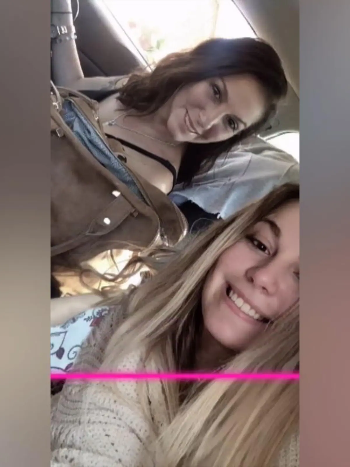 Diese 3 Frauen haben durch einen Filter die Möglichkeit, ein Foto mit ihren toten Müttern oder Vätern zu machen