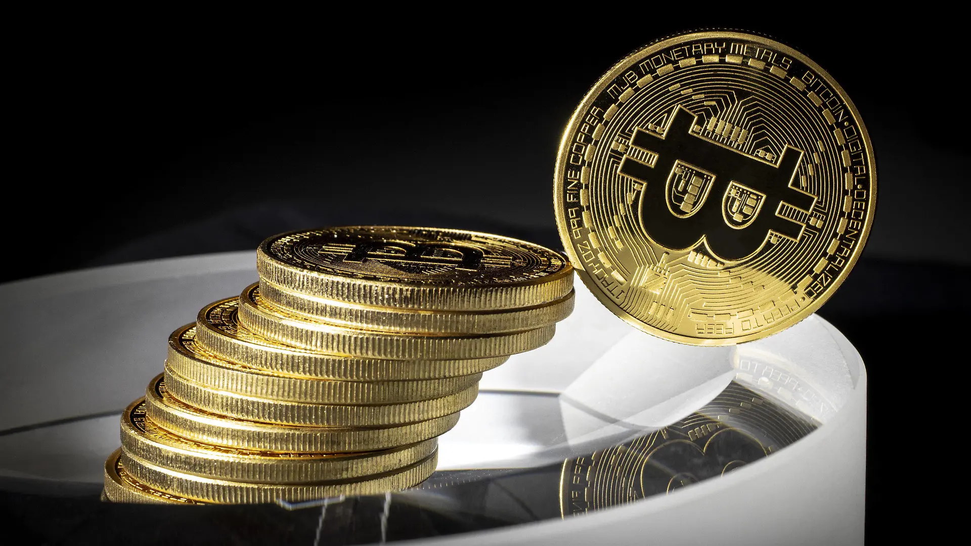 Symbolbild zum Thema Bitcoins - virtuelle Waehrung. Berlin, 03.01.2020. Berlin Deutschland *** Symbolic picture on the subject of Bitcoins virtual currency Berlin, 03 01 2020 Berlin Germany PUBLICATIONxINxGERxSUIxAUTxONLY Copyright: xJaninexSchmitz/photothek.netx
