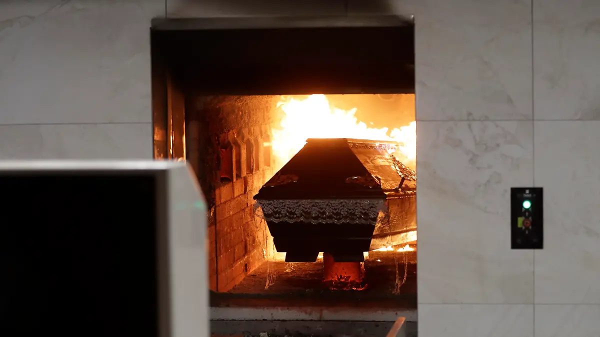 07.01.2021, Tschechien, Ostrava: Ein Sarg wird in einem Krematorium eingeäschert. Das größte Krematorium Tschechiens ist mit der steigenden Zahl von Pandemieopfern überfordert. Wegen der hohen Zahl an Corona-Toten seien die Einrichtungen in fast allen Regionen Tschechiens an ihrer Kapazitätsgrenze. Die Behörden in der nordöstlichen Stadt Ostrava haben die Pläne zum Bau eines vierten Ofens beschleunigt, aber in der Zwischenzeit Hilfe vom zentralen Krisenkomitee der Regierung für Pandemiekoordination gesucht. Foto: Petr David Josek/AP/dpa +++ dpa-Bildfunk +++