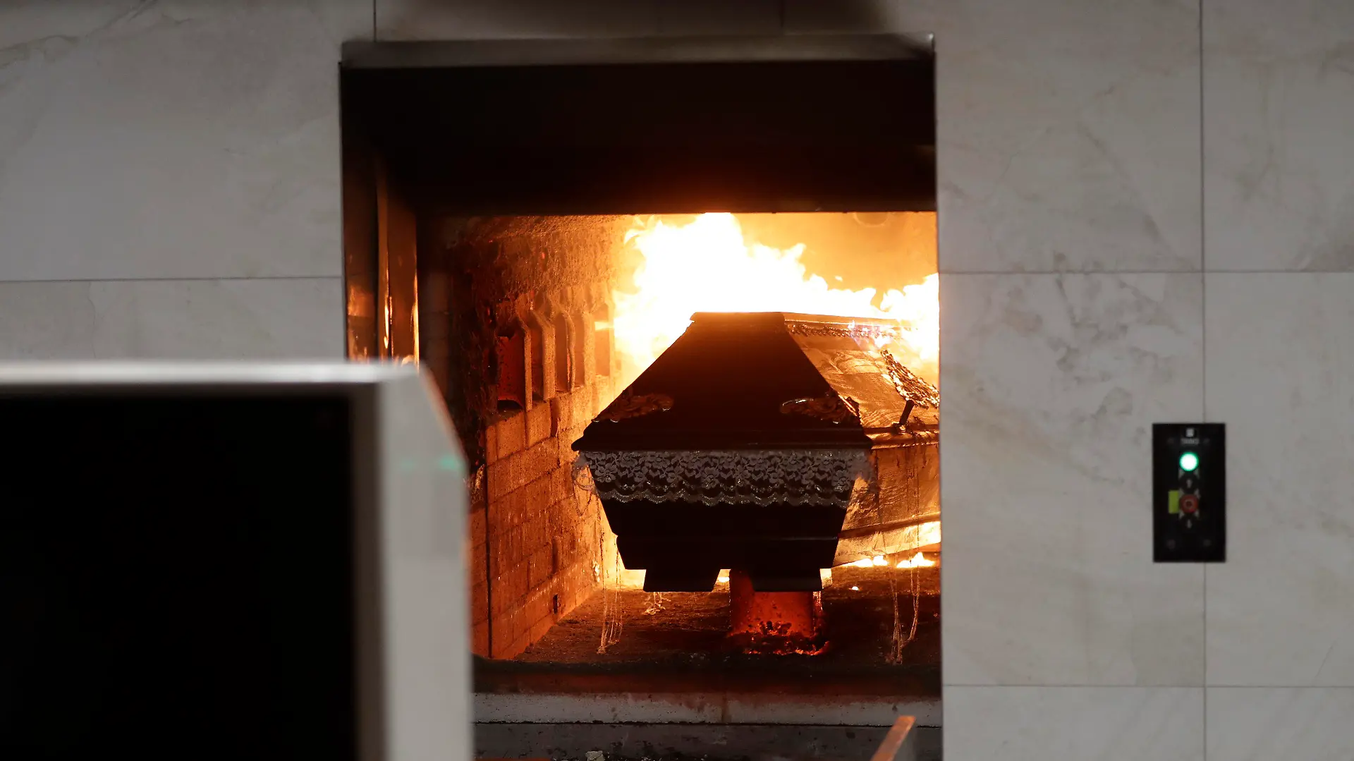 07.01.2021, Tschechien, Ostrava: Ein Sarg wird in einem Krematorium eingeäschert. Das größte Krematorium Tschechiens ist mit der steigenden Zahl von Pandemieopfern überfordert. Wegen der hohen Zahl an Corona-Toten seien die Einrichtungen in fast allen Regionen Tschechiens an ihrer Kapazitätsgrenze. Die Behörden in der nordöstlichen Stadt Ostrava haben die Pläne zum Bau eines vierten Ofens beschleunigt, aber in der Zwischenzeit Hilfe vom zentralen Krisenkomitee der Regierung für Pandemiekoordination gesucht. Foto: Petr David Josek/AP/dpa +++ dpa-Bildfunk +++