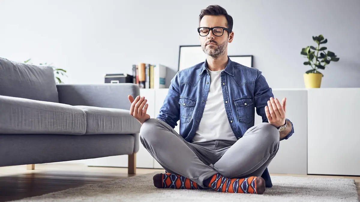  Relaxed man meditating at home model released Symbolfoto property released PUBLICATIONxINxGERxSUIxAUTxHUNxONLY BSZF00303