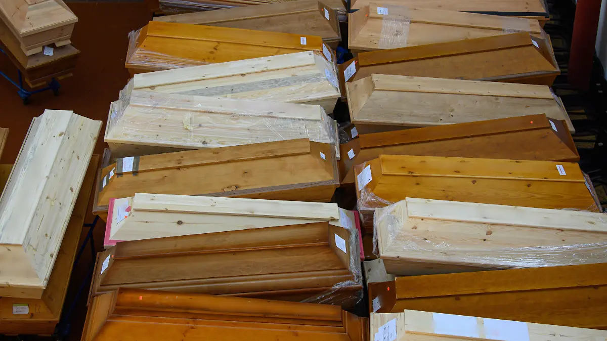 08.01.2021, Sachsen, Meißen: Särge mit Verstorbenen stehen vor der Einäscherung im Andachtsraum im Krematorium. Die meisten davon sind an oder mit dem Coronavirus verstorbenen. Foto: Robert Michael/dpa-Zentralbild/dpa - ACHTUNG: Namen der Verstorbenen wurden aus rechtlichen Gründen gepixelt +++ dpa-Bildfunk +++