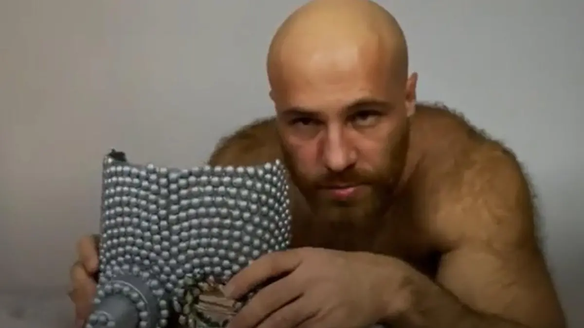 Yuri Tolochko präsentiert seine neue Leidenschaft.