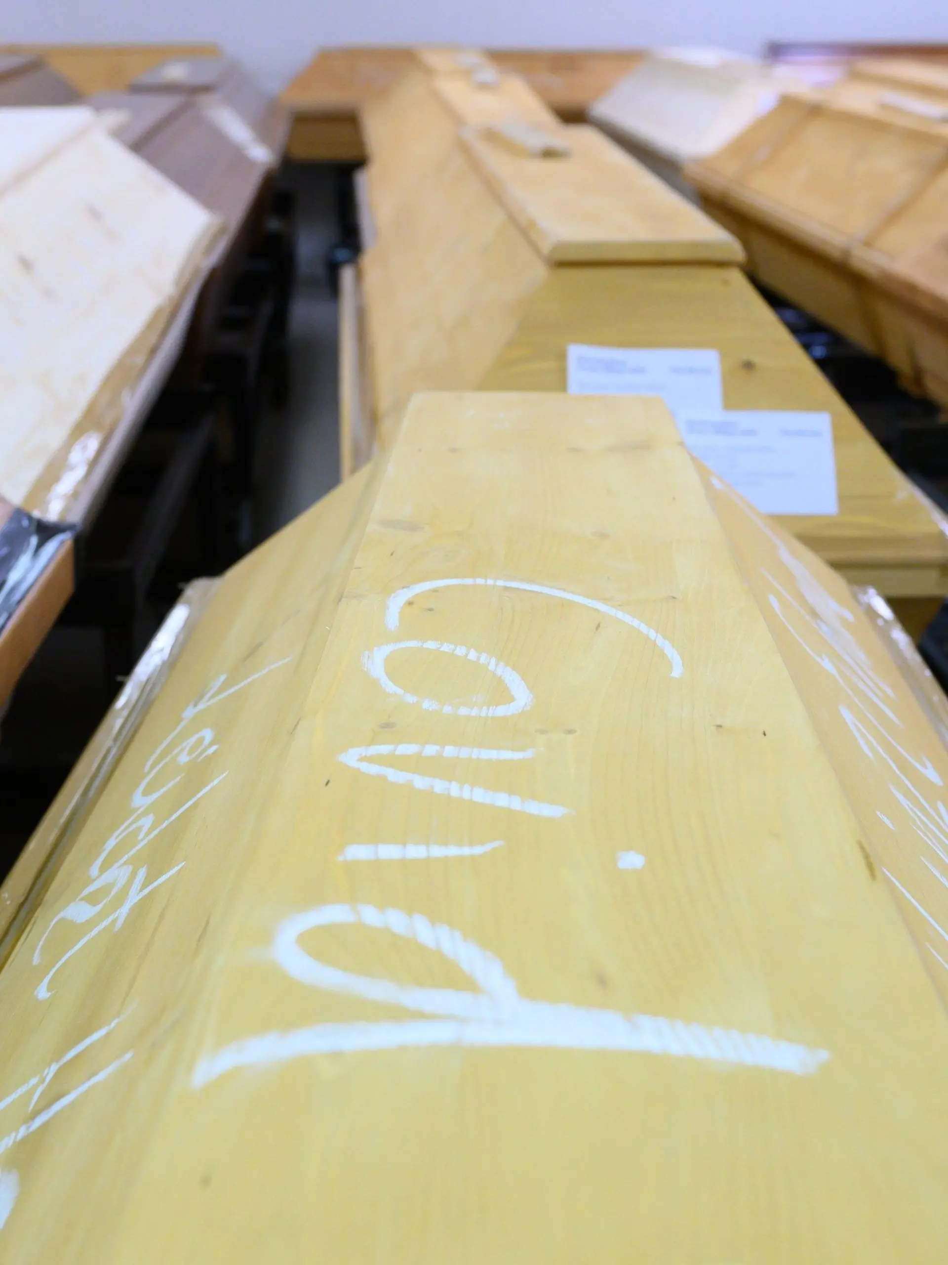 ARCHIV - 29.12.2020, Sachsen, Dresden: «Covid» steht auf einem Sarg im Krematorium im Stadtteil Tolkewitz mit einem Verstorbenen, der an oder mit dem Coronavirus gestorben ist. 85 Prozent der im vergangenen Jahr an oder mit dem Corona-Virus gestorbenen Brandenburger waren älter als 75 Jahre. (zu "Die meisten Corona-Toten waren 2020 älter als 75 Jahre") Foto: Sebastian Kahnert/dpa-Zentralbild/dpa +++ dpa-Bildfunk +++