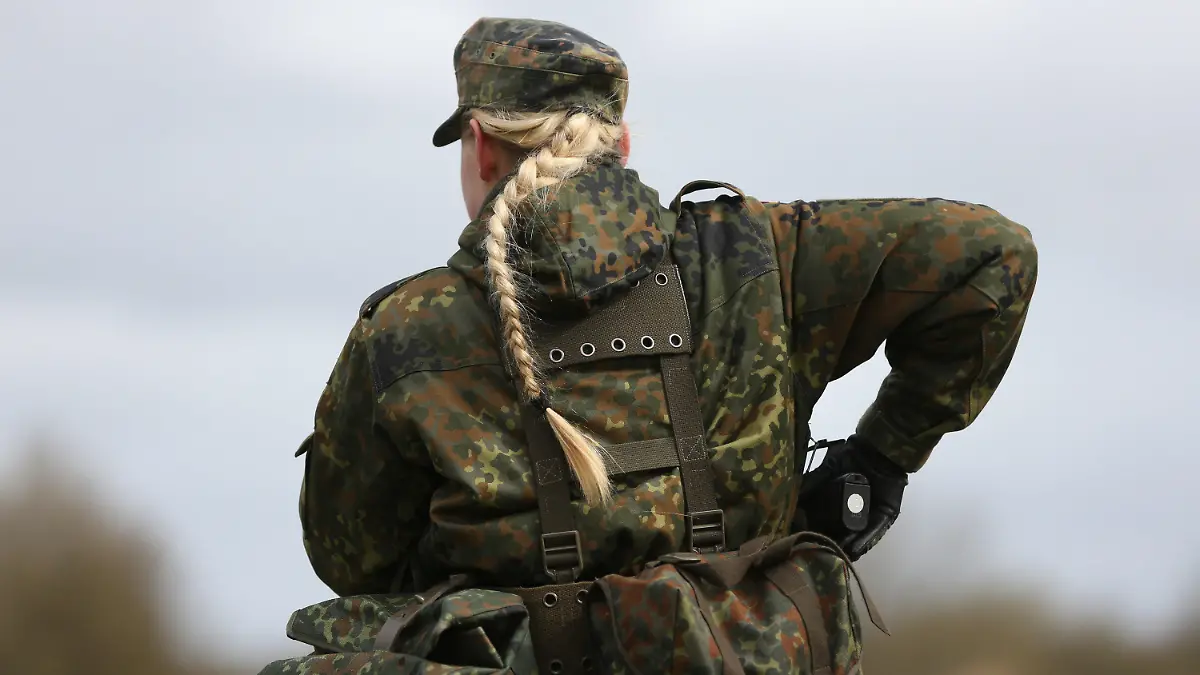 ARCHIV - 16.04.2015, Schleswig-Holstein, Husum: Eine Soldatin der Bundeswehr übt im Rahmen ihrer Grundausbildung im Spezialpionierbataillon 164 mit ihrer Handfeuerwaffe. Erstmals in der Geschichte des Kommandos Spezialkräfte (KSK) der Bundeswehr hat auch eine Frau die erste Runde umfangreicher Prüfungen bestanden. Eine Soldatin habe erfolgreich teilgenommen und sich somit für den zweiten Teil qualifiziert, sagte ein Sprecher des Verteidigungsministeriums der Deutschen Presse-Agentur auf Anfrage. Foto: picture alliance / dpa +++ dpa-Bildfunk +++