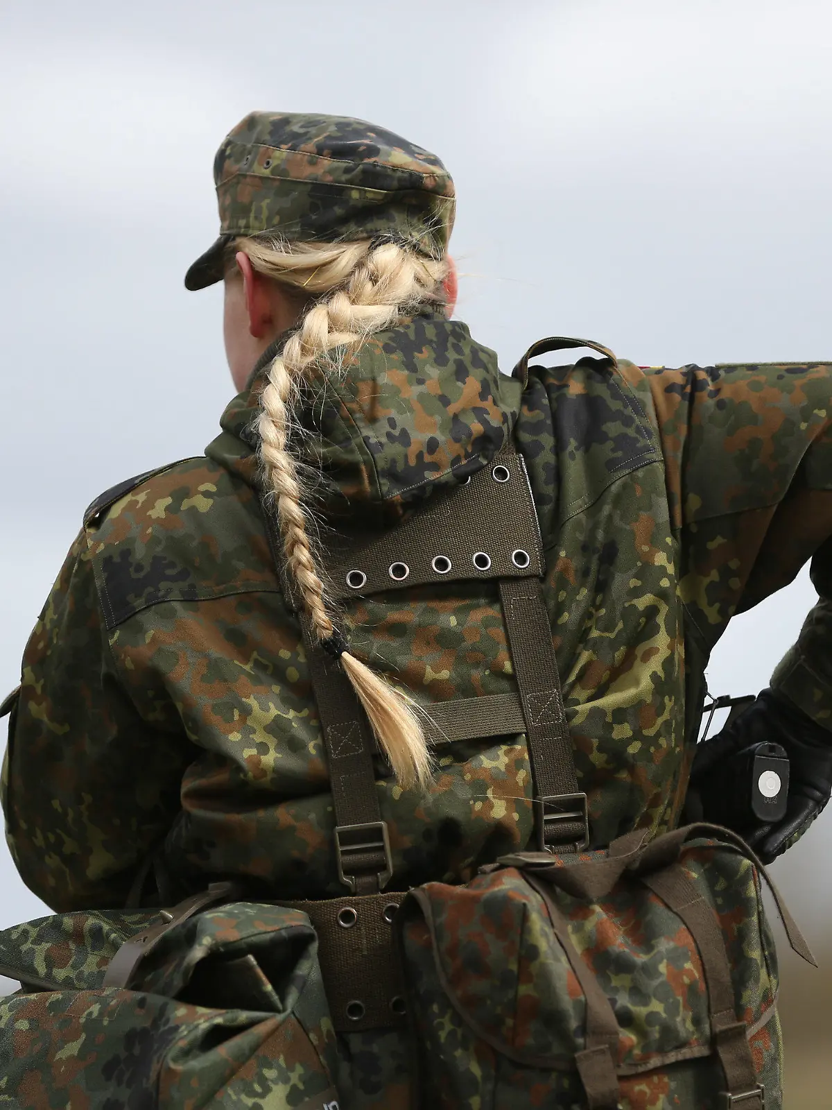 ARCHIV - 16.04.2015, Schleswig-Holstein, Husum: Eine Soldatin der Bundeswehr übt im Rahmen ihrer Grundausbildung im Spezialpionierbataillon 164 mit ihrer Handfeuerwaffe. Erstmals in der Geschichte des Kommandos Spezialkräfte (KSK) der Bundeswehr hat auch eine Frau die erste Runde umfangreicher Prüfungen bestanden. Eine Soldatin habe erfolgreich teilgenommen und sich somit für den zweiten Teil qualifiziert, sagte ein Sprecher des Verteidigungsministeriums der Deutschen Presse-Agentur auf Anfrage. Foto: picture alliance / dpa +++ dpa-Bildfunk +++