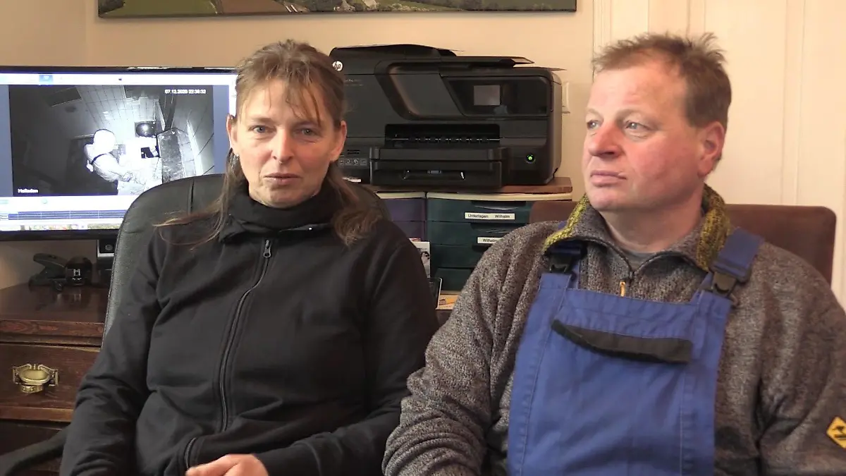 Sonja und Wilhelm Würfel vor einem Bildschirm, der die Einbruchsaufnahmen zeigt