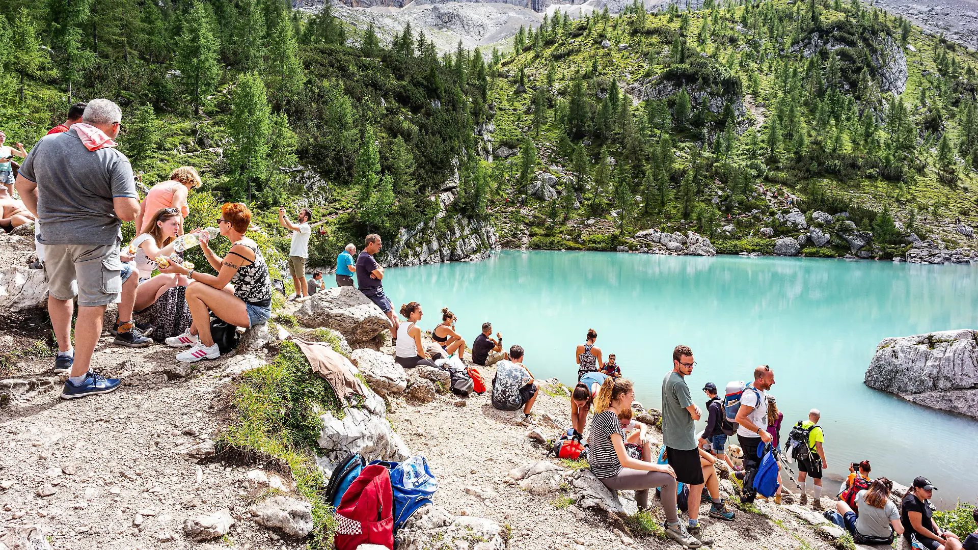 zahlreiche Wandertouristen drängen sich am Lago di Sorapis in Südtirol Cortina dAmpezzo im August 2020 *** numerous hiking tourists crowd the Lago di Sorapis in South Tyrol Cortina dAmpezzo in August 2020