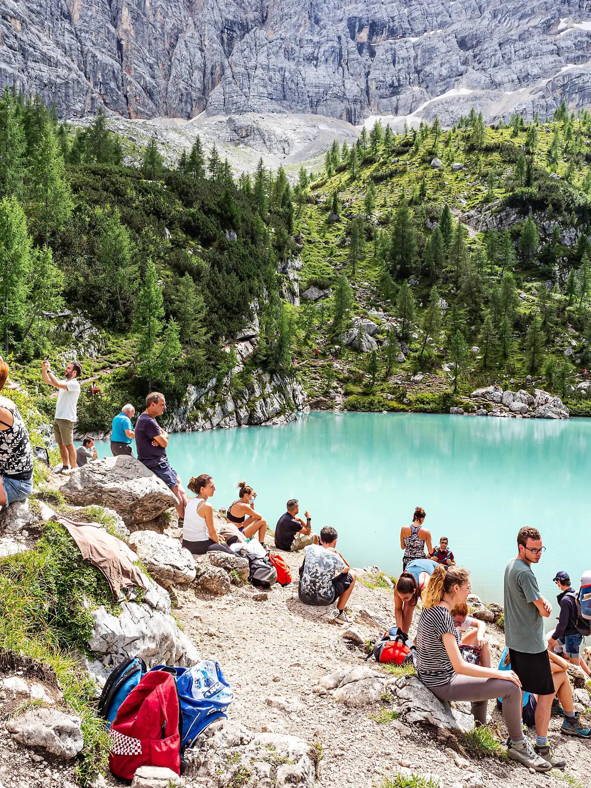 zahlreiche Wandertouristen drängen sich am Lago di Sorapis in Südtirol Cortina dAmpezzo im August 2020 *** numerous hiking tourists crowd the Lago di Sorapis in South Tyrol Cortina dAmpezzo in August 2020